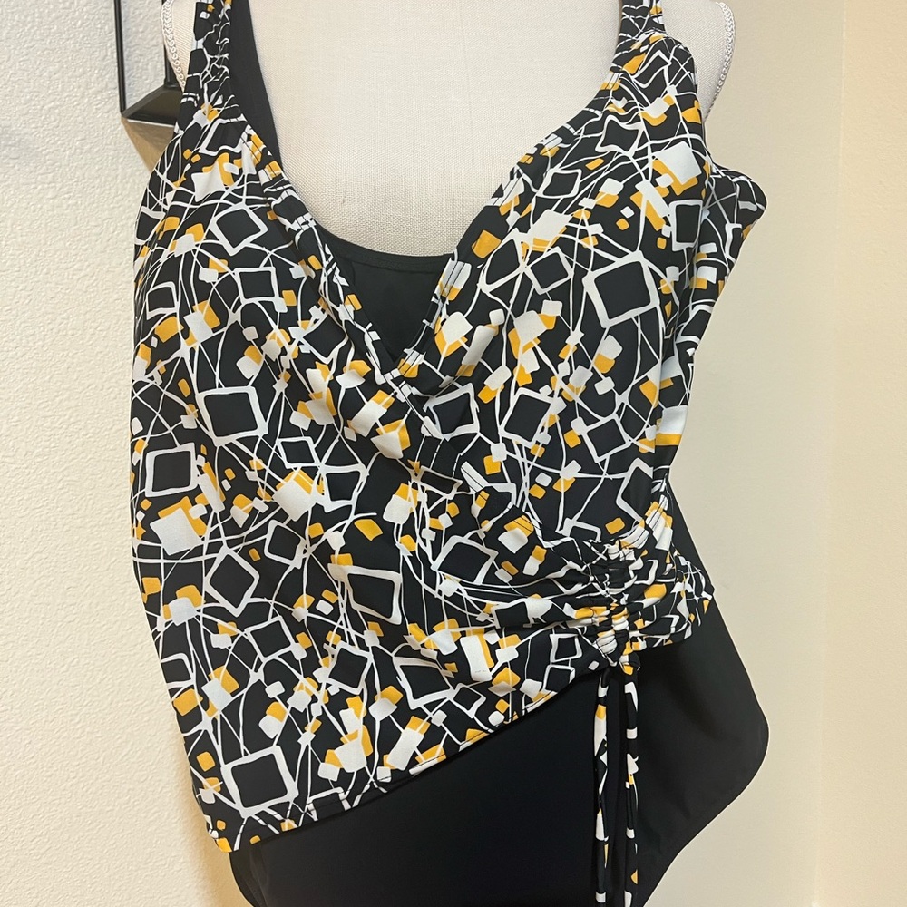 Simon Chang Black and Red Swimwear
HUGE PRICE REDUCTION!